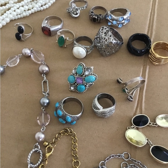 Large Lot of Women’s Fashion Jewelry (Pre-owned) - Picture 11 of 12
